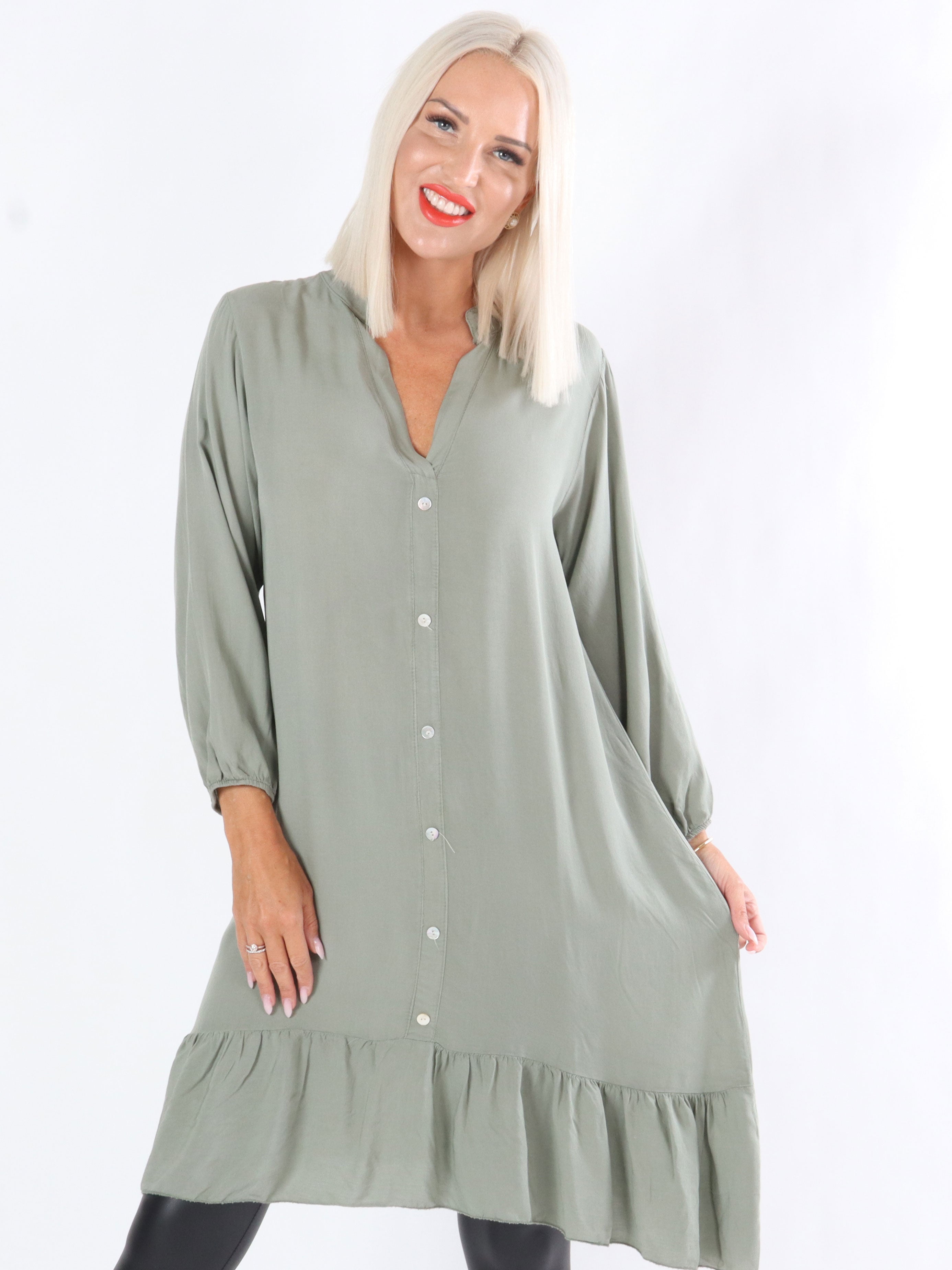 Zoe - Armégrön skjortklänning i lätt tyg med volangkant